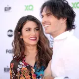 Para Ian Somerhalder dzieci, jego żona Nikki Reed uśmiecha się promiennie.