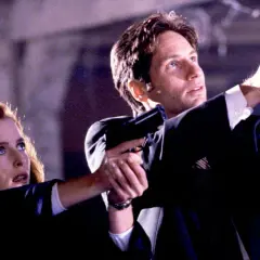 Z archiwum X: Scully i Mulder w akcji, celują z broni. Tajemnica czeka.