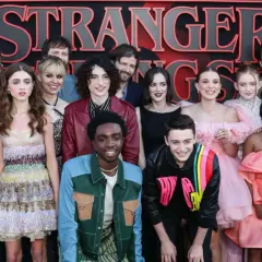 Aktorzy Stranger Things pozują do zdjęcia. Widać tu m.in. Millie Bobby Brown, Finn Wolfhard, Winona Ryder i David Harbour.