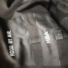 Metka z napisem HOOD BY AIR i HBA, rozmiar L, na czarnej podszewce.