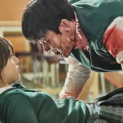 Dziewczyna patrzy na krwiożerczego zombie. Wszyscy są martwi, a ona walczy o życie.