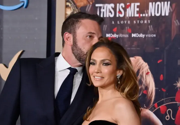 Jennifer Lopez i Ben Affleck na premierze "This Is Me... Now". Ben Affleck całuje Jennifer Lopez w czoło.