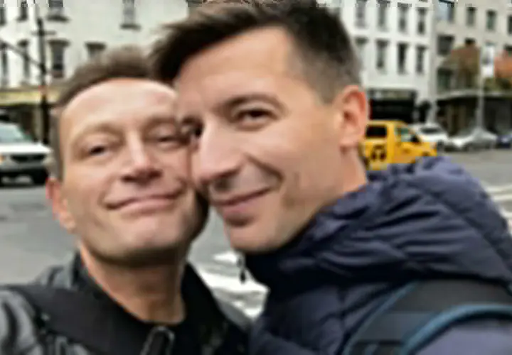 Uśmiechnięci Michał Cessanis i jego żona na tle ulicy w Nowym Jorku.