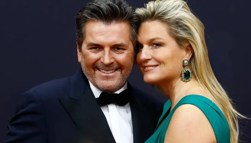Thomas Anders z żoną z Polski, piękną blondynką w szmaragdowej sukni i efektownych kolczykach, uśmiechają się do obiektywu.