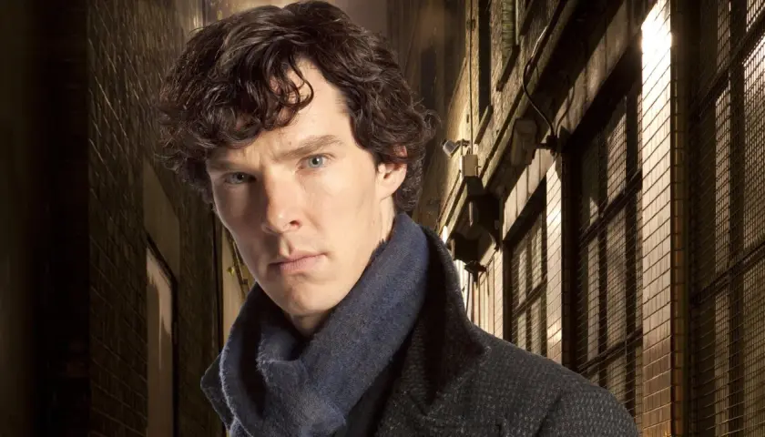 Benedict Cumberbatch w roli Sherlocka Holmesa, ikona seriali i filmów. Jego spojrzenie zapowiada kolejne zagadki.