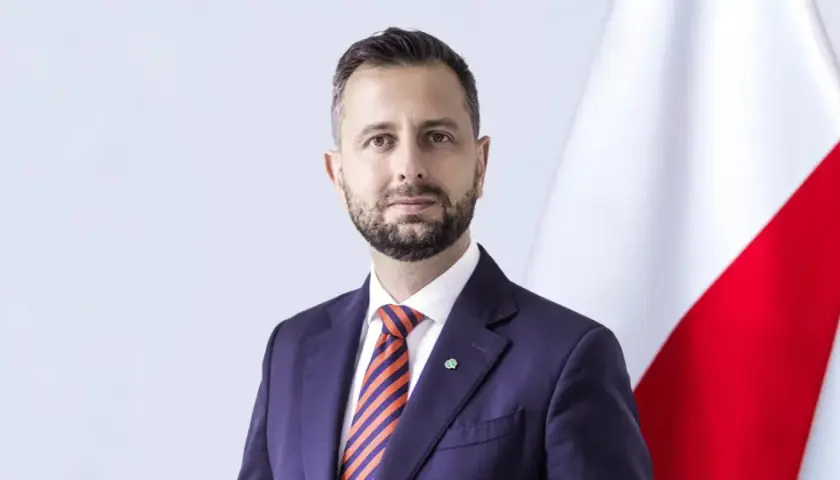 Władysław Kosiniak-Kamysz w garniturze i krawacie, na tle flagi Polski. Czyżby to początek romansu z polityką?