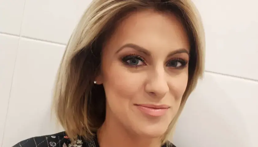 Uśmiechnięta Justyna Kosela, z blond włosami i makijażem, wygląda na młodą. Ile ma lat?