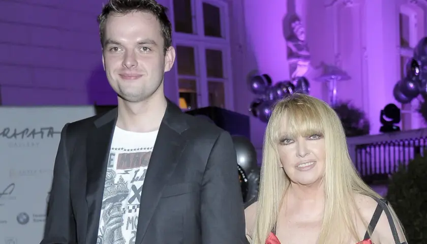 Jędrzej Dużyński, syn Maryli Rodowicz, na evencie. Wygląda na szczęśliwego, mimo że jego mama jest w domu opieki.