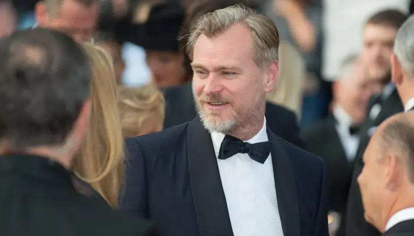 Christopher Nolan, twórca kultowych filmów, w eleganckim smokingu.