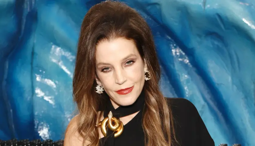Lisa Marie Presley, córka Elvisa, w czarnej sukni z efektowną złotą biżuterią w kształcie węża.