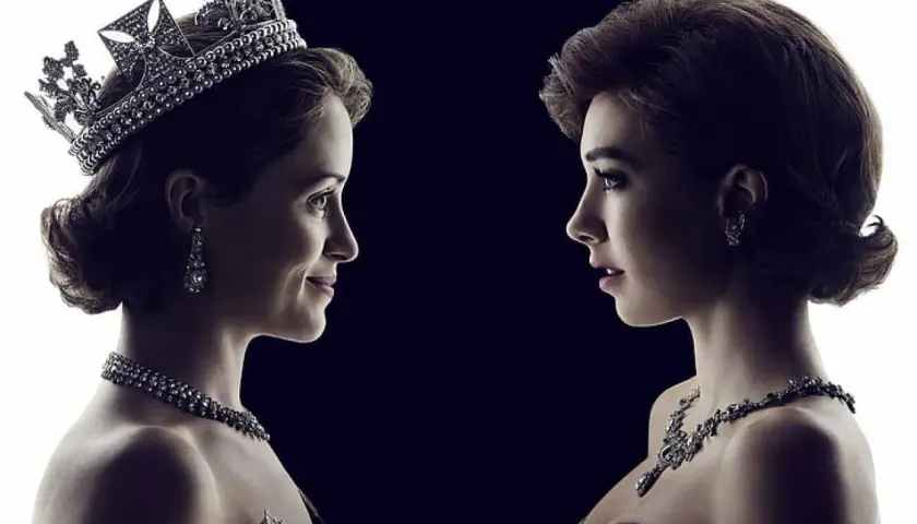 Dwie królowe, bohaterki serialu "The Crown", patrzą na siebie. Jedna w koronie, druga w eleganckiej sukni.