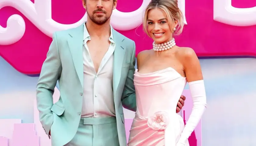 Ryan Gosling i Margot Robbie, gwiazdy filmu Barbie, na premierze. Ona w różowej sukni, on w miętowym garniturze.