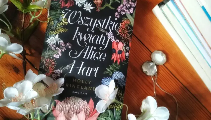Wszystkie kwiaty Alice Hart otoczone białymi kwiatami, na drewnianym tle.