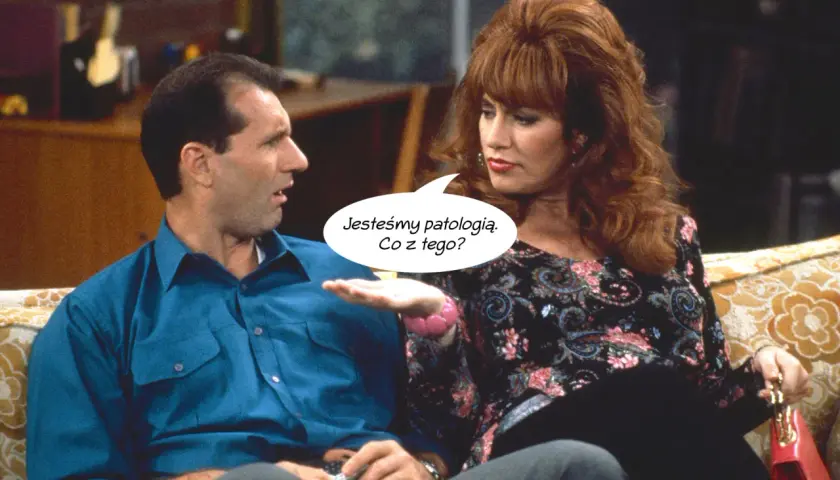 Al Bundy i Peggy siedzą na kanapie, dyskutując o swoim życiu. "Jesteśmy patologią. Co z tego?" - mówi Peggy, co idealnie oddaje ducha "Świata według Bundych".