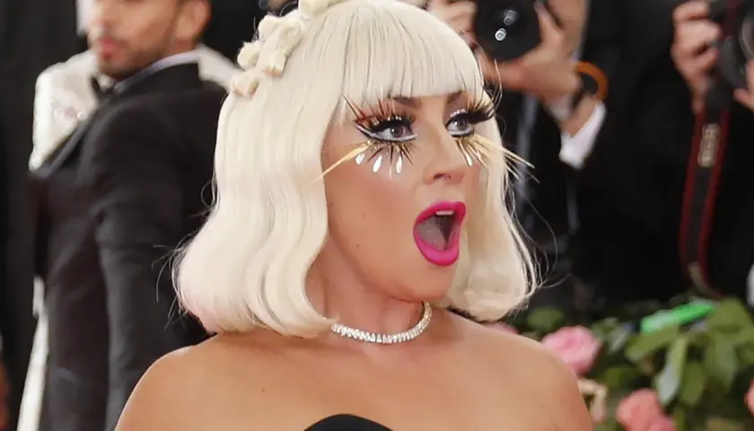 Lady Gaga na Met Gali w odważnym makijażu oczu i ust, z blond peruką.