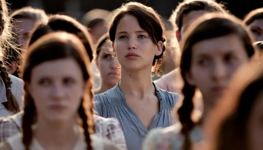 Katniss Everdeen w tłumie, przygotowująca się do Igrzysk Śmierci: Ballada ptaków i węży.