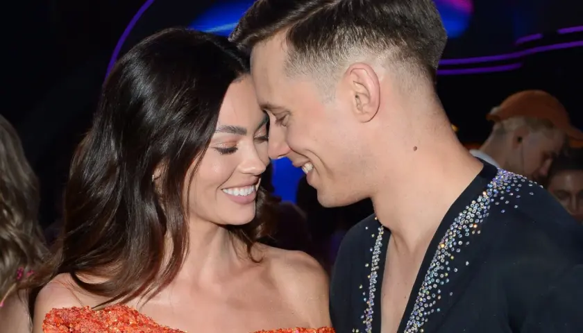 Edyta Zając i jej partner w romantycznym uścisku, oboje uśmiechnięci.