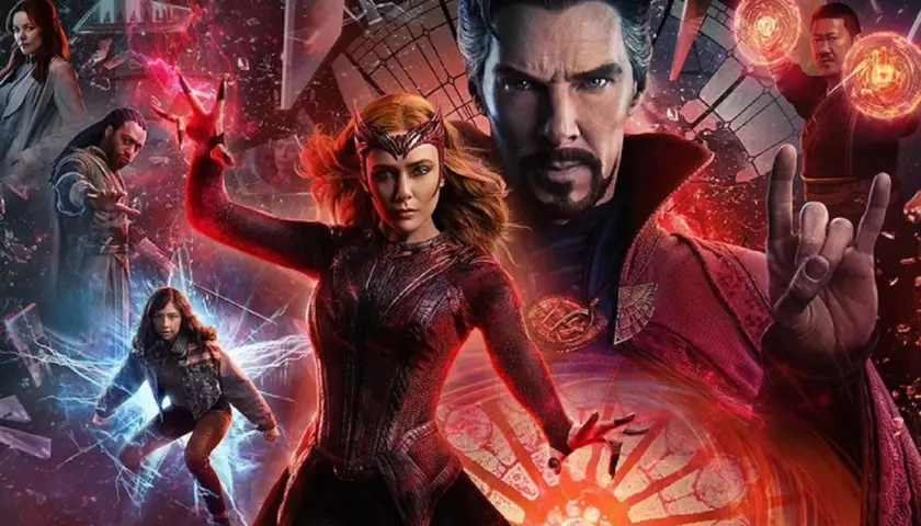 Doktor Strange w multiwersum obłędu: Wanda, Strange i inni bohaterowie walczą z siłami chaosu, otoczeni magicznymi eksplozjami i rozpadającymi się światami.