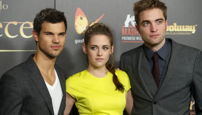 Aktorzy z filmu "Zmierzch" pozują do zdjęć. Taylor Lautner, Kristen Stewart i Robert Pattinson.