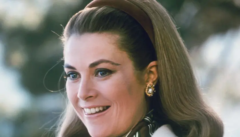 Uśmiechnięta Grace Kelly, ikona stylu, której tragiczna śmierć wciąż porusza.