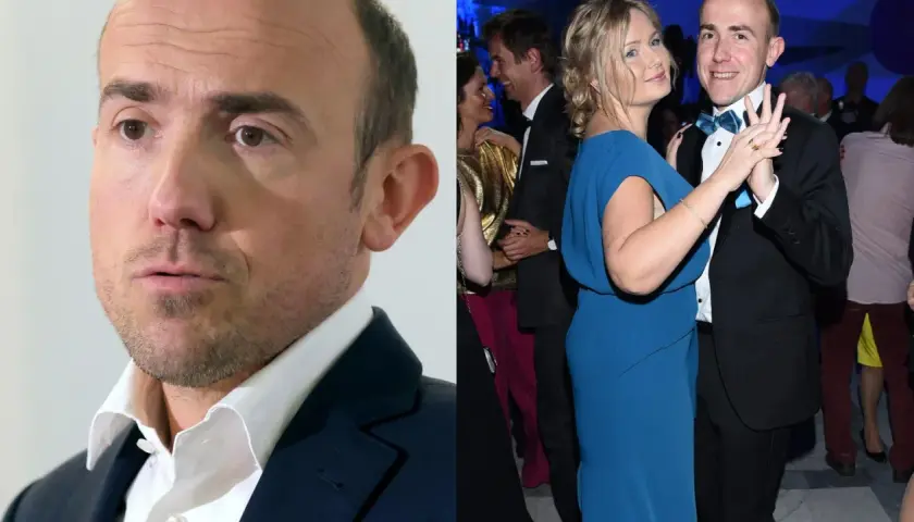 Borys Budka i kobieta w niebieskiej sukience tańczą na imprezie.