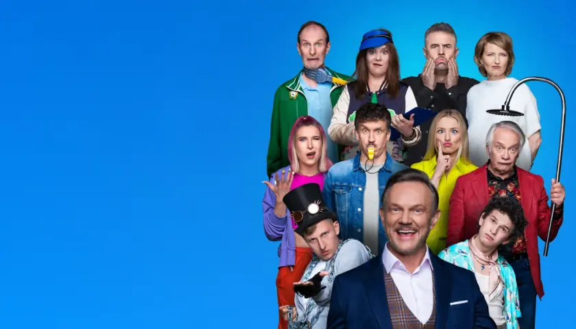 Grupa ludzi z zabawnymi minami, jeden z gwizdkiem, inny z prysznicem. Kto się śmieje ostatni?