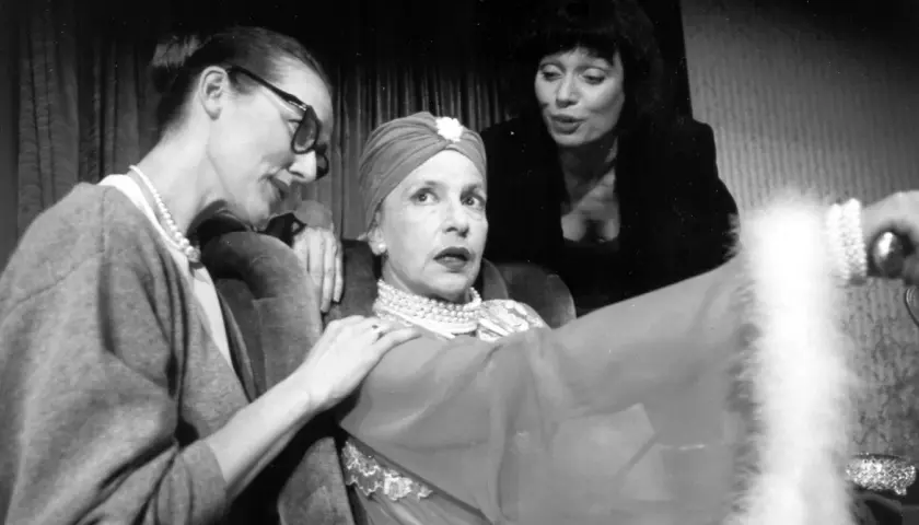 Marlena Milwiw młoda, w turbanie i perłach, z dwiema kobietami u boku, w teatralnej scenie.