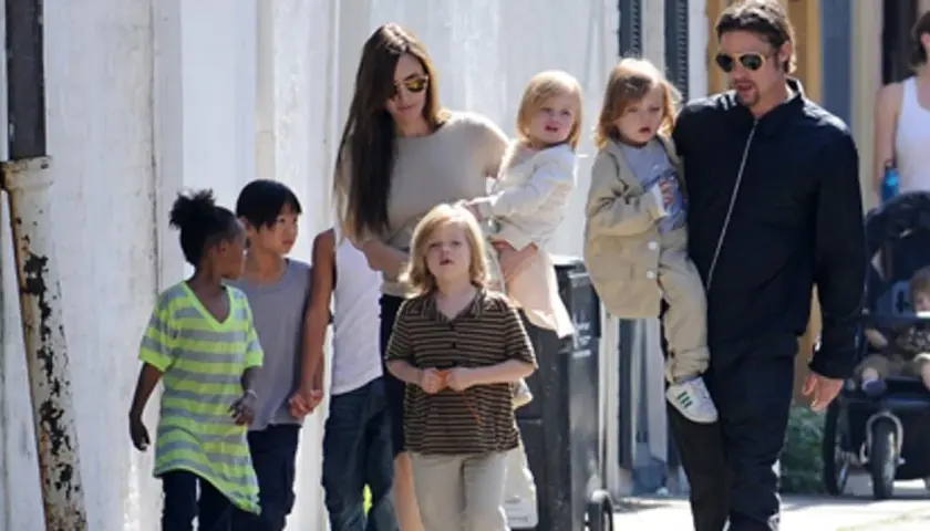 Brad Pitt niesie Knoxa Leona Jolie-Pitta, podczas gdy Angelina Jolie prowadzi pozostałe dzieci.