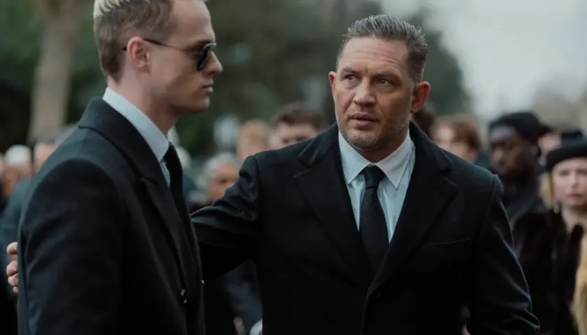 Tom Hardy i jego towarzysz w garniturach, część obsady "Strefy gangsterów", na pogrzebie.