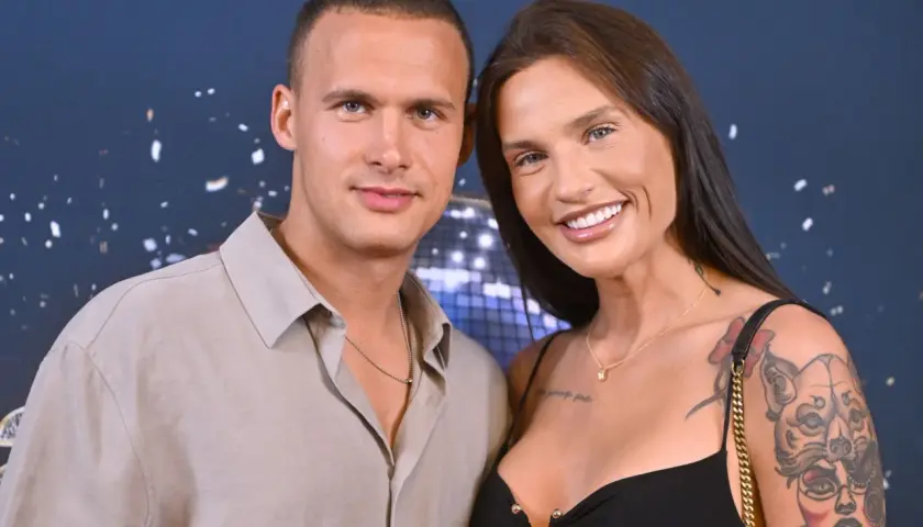 Mateusz Świerczyński z Love Island i jego partnerka uśmiechają się do zdjęcia.