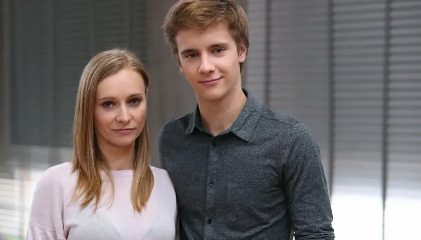 Anna Markiewicz i młody mężczyzna stoją obok siebie.