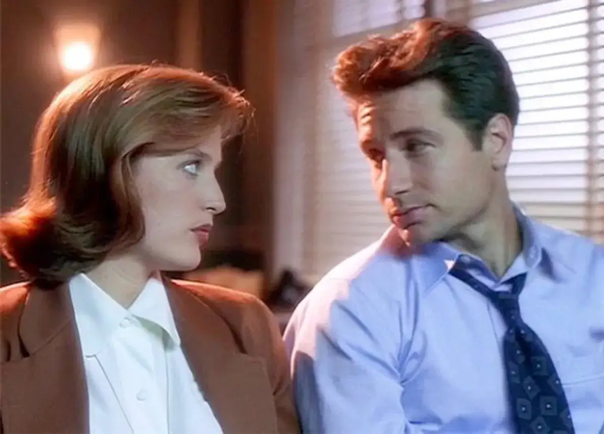 Scully i Mulder z Archiwum X wpatrzeni w siebie, szukając odpowiedzi na kolejne zagadkowe pytanie.