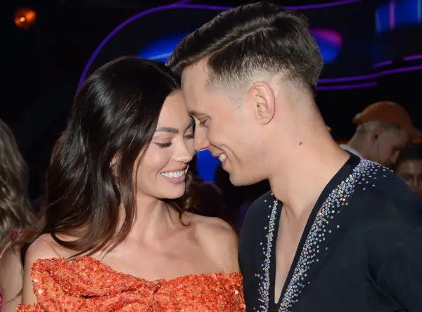 Edyta Zając i jej partner w romantycznym uścisku, oboje uśmiechnięci.